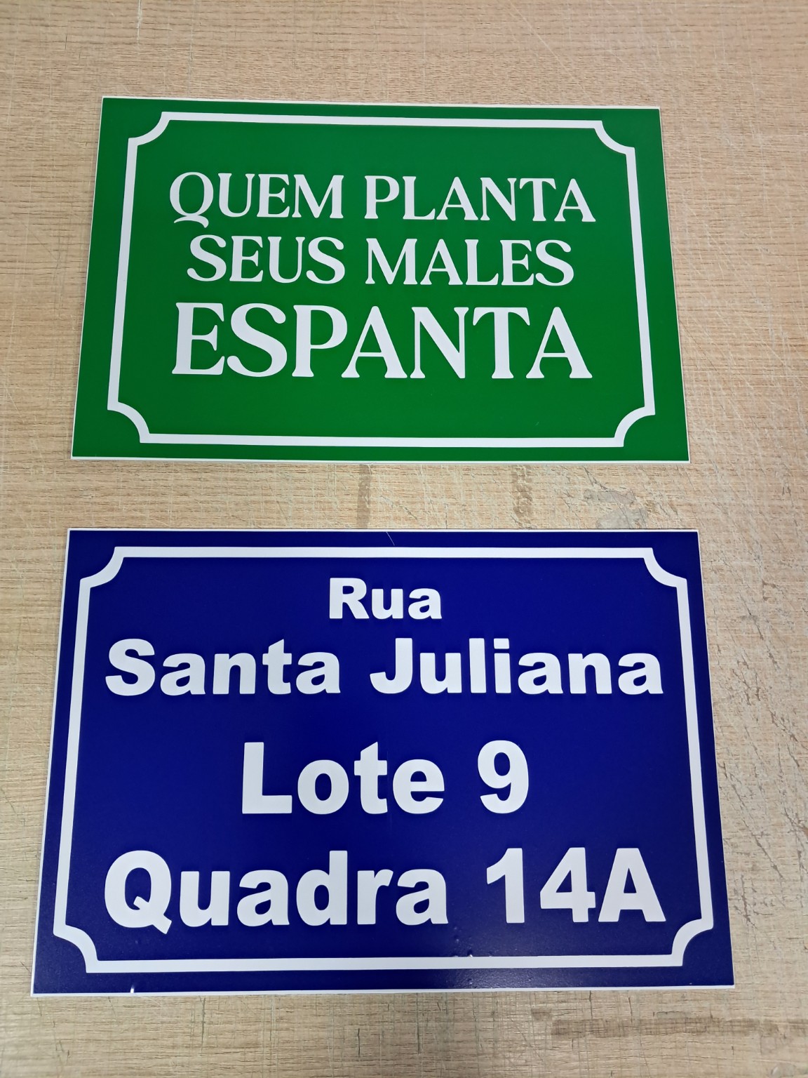 Placas e sinalização — trabalho da Copiar & Colar