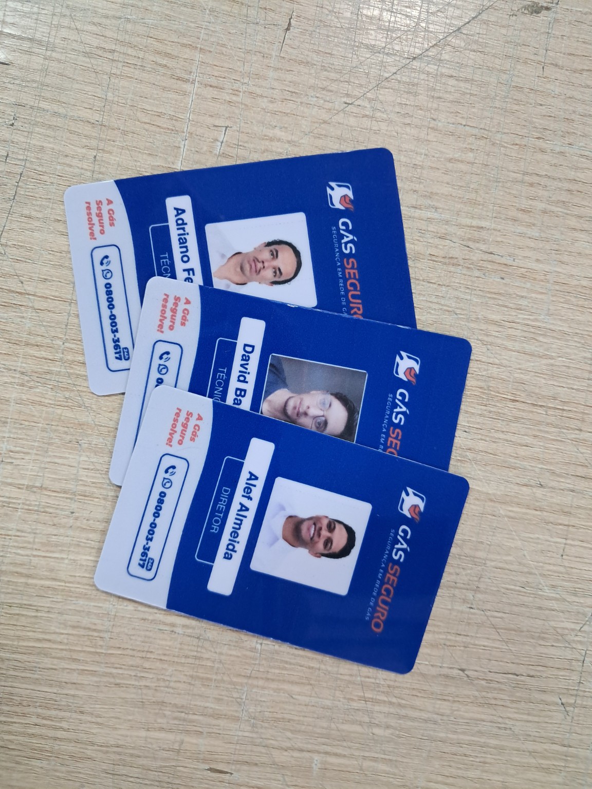 Crachás e identificação — trabalho da Copiar & Colar